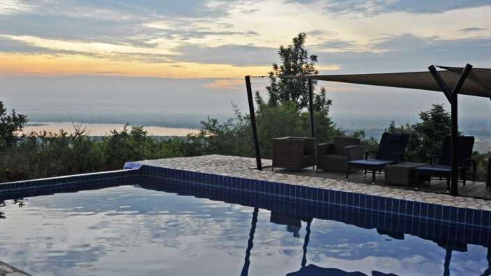 Ein Swimmingpool mit Blick auf einen See