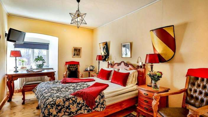 Ein Schlafzimmer mit einem Bett und einem Stuhl