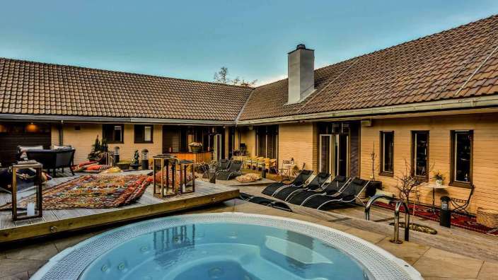 Ein großes Haus mit einem Whirlpool in der Mitte