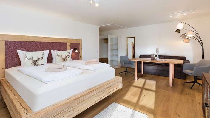 Ein Schlafzimmer mit einem Bett und einem Tisch