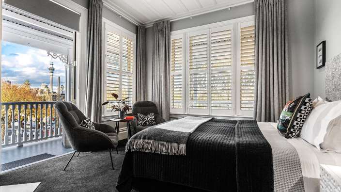 Ein Schlafzimmer mit einem Bett und einem Stuhl