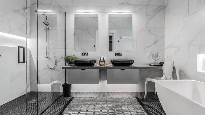 Ein Badezimmer mit zwei Waschbecken und einer Badewanne