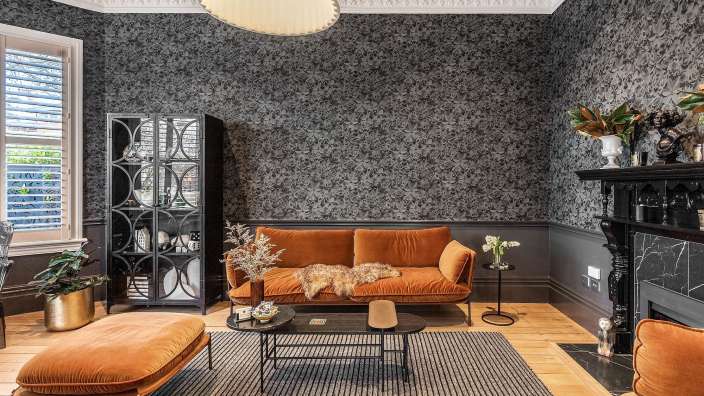 Ein Wohnzimmer mit einer Couch und einem Tisch