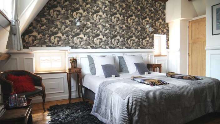 Ein Schlafzimmer mit zwei Betten und einem Stuhl