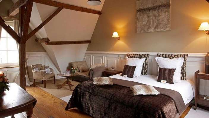 Ein Schlafzimmer mit einem Bett und einem Stuhl