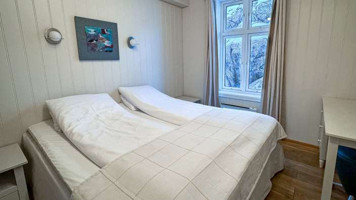 Ein Schlafzimmer mit einem Bett und einem Fenster