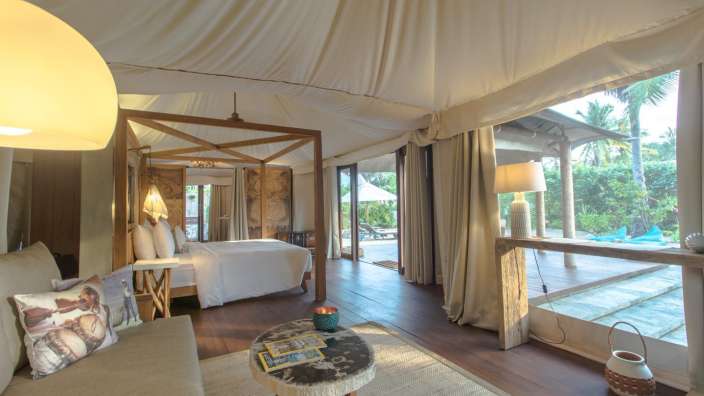 Ein Wohnzimmer mit einem Couchtisch und einem Bett