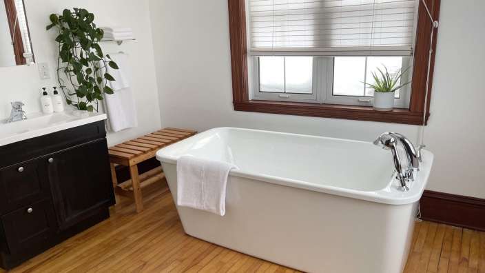 Ein Badezimmer mit einer Badewanne und einem Waschbecken