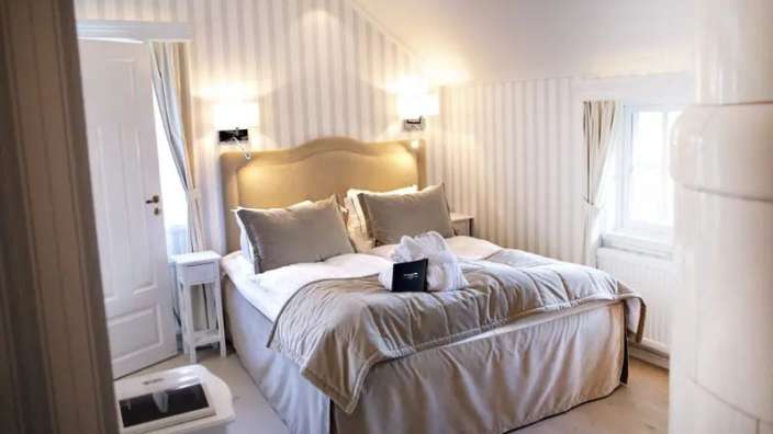 Ein Hotelzimmer mit einem Bett und einem Nachttisch