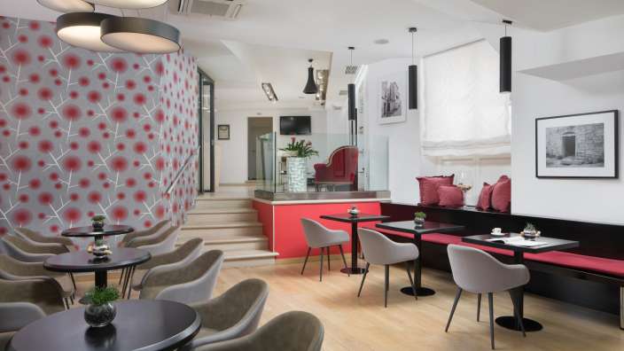 Ein Restaurant mit vielen Tischen und Stühlen