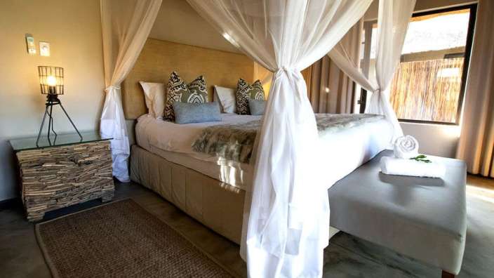 Ein Schlafzimmer mit Himmelbett und Nachttisch