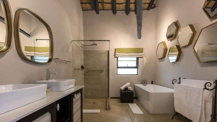 Ein Badezimmer mit zwei Waschbecken und einer Badewanne