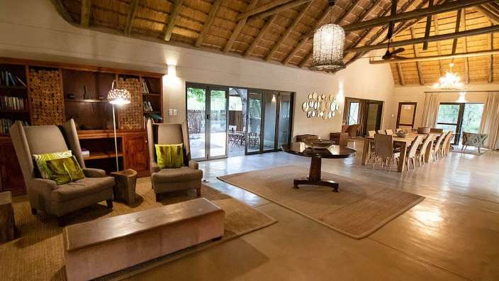 Ein Wohnzimmer mit Stühlen und einem Tisch