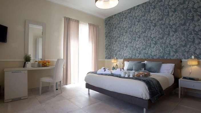 Ein Hotelzimmer mit einem Bett und einem Schreibtisch