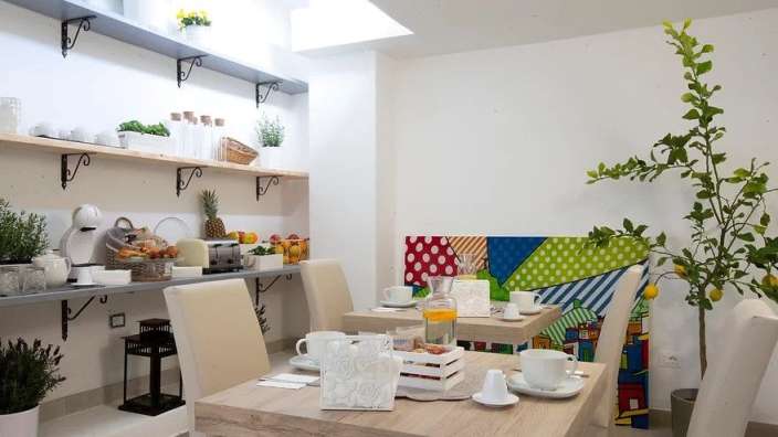 Ein kleines Esszimmer mit einem Tisch und Stühlen