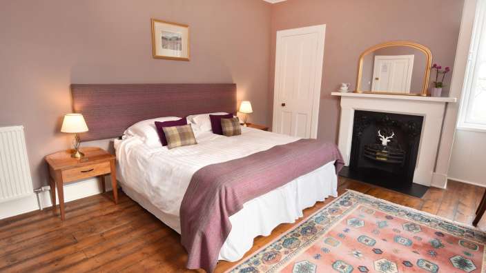 Ein Schlafzimmer mit einem Bett und einem Kamin