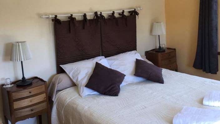 Ein Schlafzimmer mit einem Bett und zwei Nachttischen