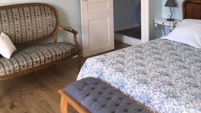 Ein Schlafzimmer mit einem Bett und einer Bank