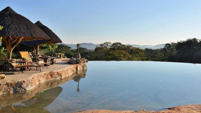 Ein Infinity-Pool mit Blick auf die Berge