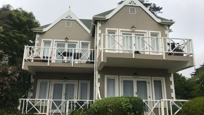 Ein großes Haus mit vielen Fenstern und Balkonen