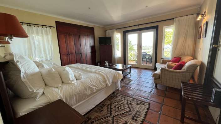 Ein Schlafzimmer mit einem Bett und einem Stuhl