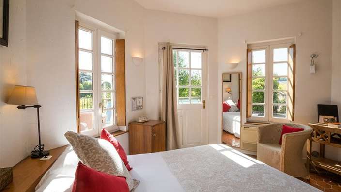 Ein Schlafzimmer mit einem Bett und einem Stuhl