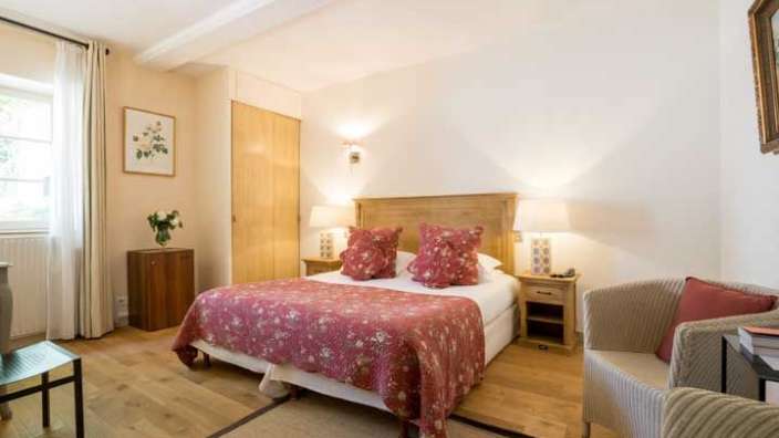 Ein Schlafzimmer mit einem Bett und einem Stuhl