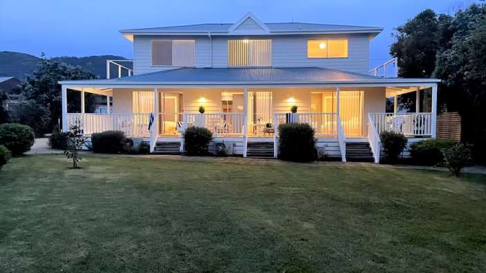 Ein großes weißes Haus mit einer großen Veranda