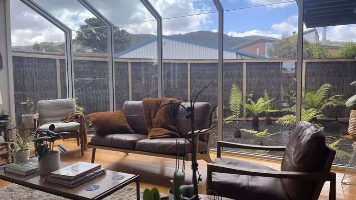 Ein Wohnzimmer mit einer Couch und zwei Stühlen