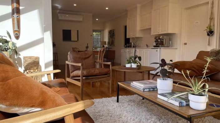 Ein Wohnzimmer mit Möbeln und einem Couchtisch