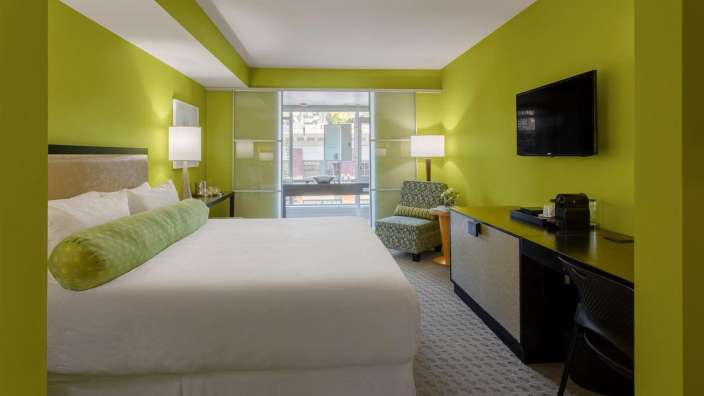 Ein Hotelzimmer mit einem Bett und einem Fernseher