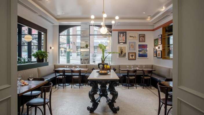 Ein Esszimmer mit einem Tisch und Stühlen und Bildern an der Wand