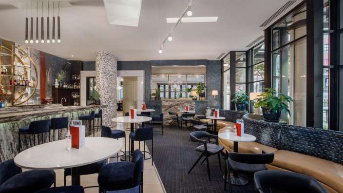 Ein Restaurant mit vielen Tischen und Stühlen und einer Bar