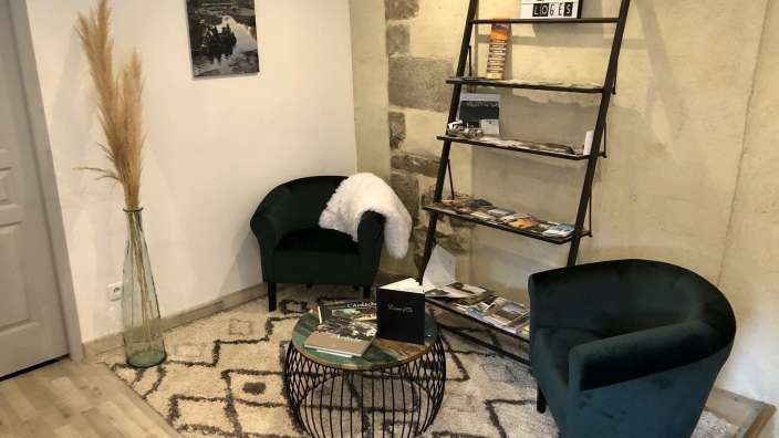 Ein Wohnzimmer mit zwei Stühlen und einem Tisch