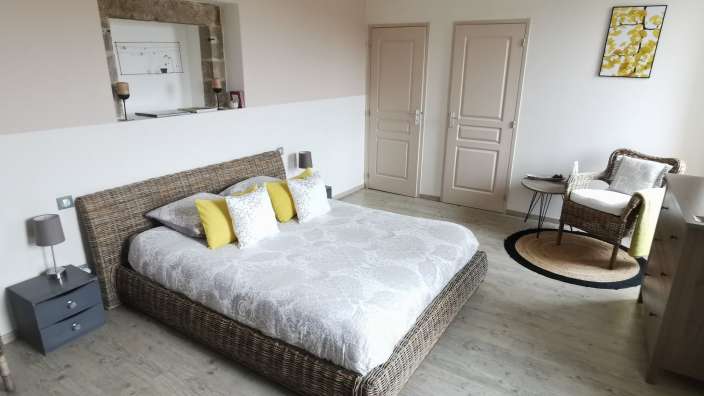 Ein Schlafzimmer mit einem Bett und einem Stuhl