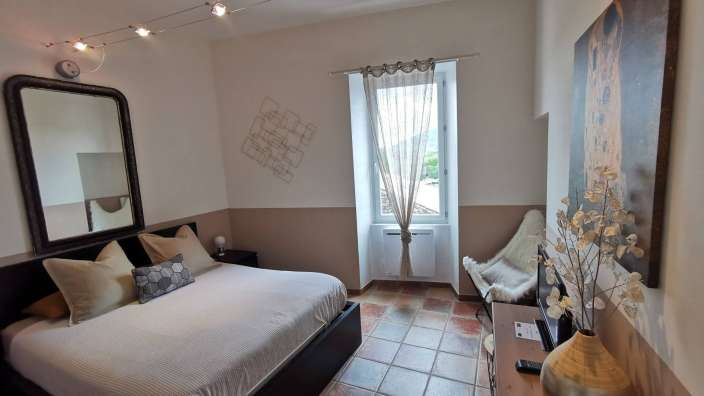 Ein Schlafzimmer mit einem Bett und einem Spiegel