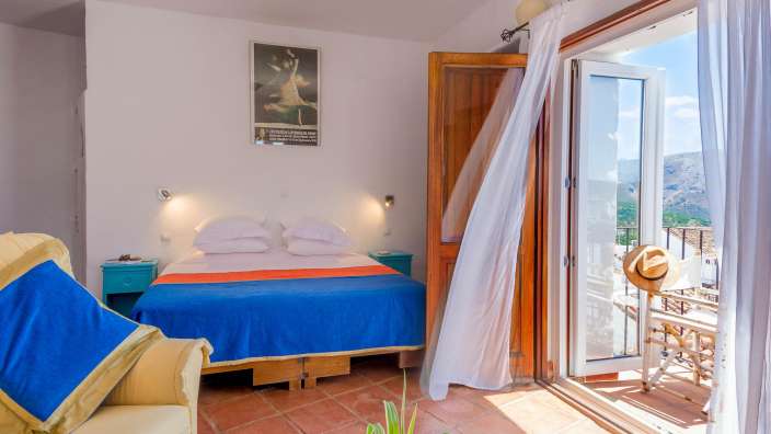 Ein Schlafzimmer mit einem Bett und einem Bild an der Wand