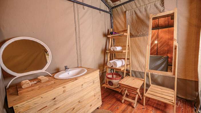 Ein Badezimmer mit einem Waschbecken und einem Spiegel