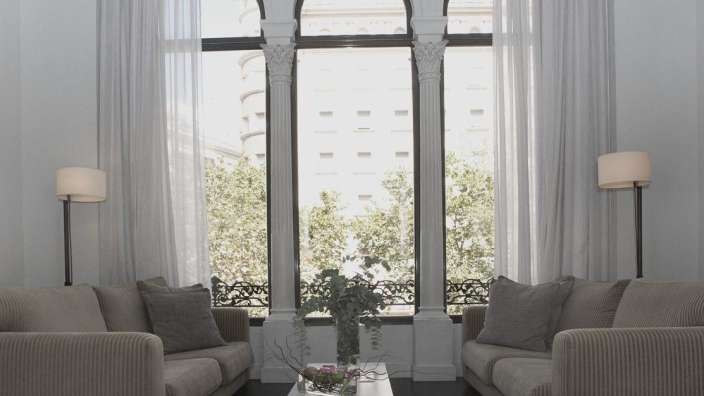 Ein Wohnzimmer mit zwei Sofas und einem Tisch