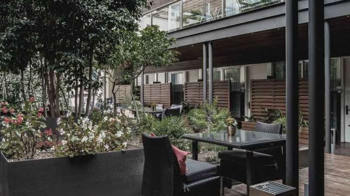 Ein Tisch und Stühle stehen auf einem Holzdeck