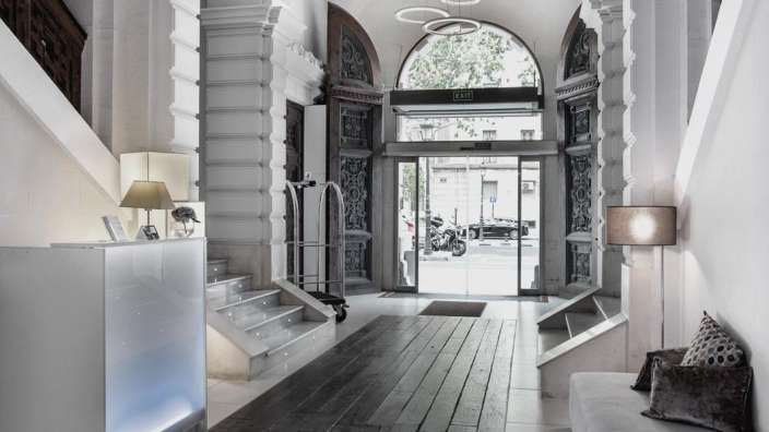 Ein Flur mit einem weißen Schreibtisch und einer weißen Couch