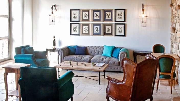 Ein Wohnzimmer mit Couch und Stühlen und Bildern an der Wand