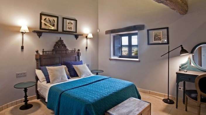 Ein Schlafzimmer mit einem Bett und einem Schreibtisch