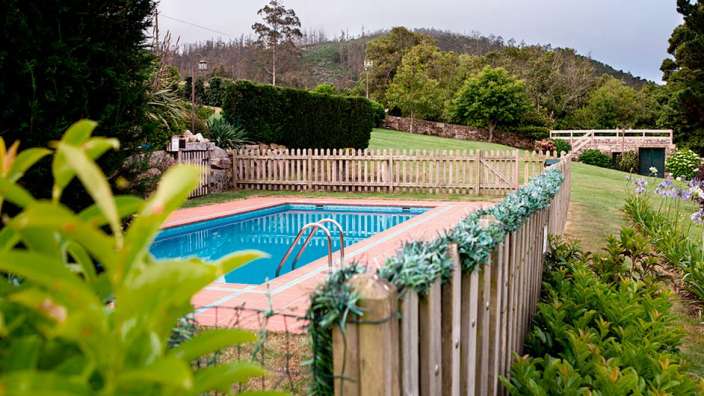 Ein Swimmingpool mit einem Holzzaun umgeben