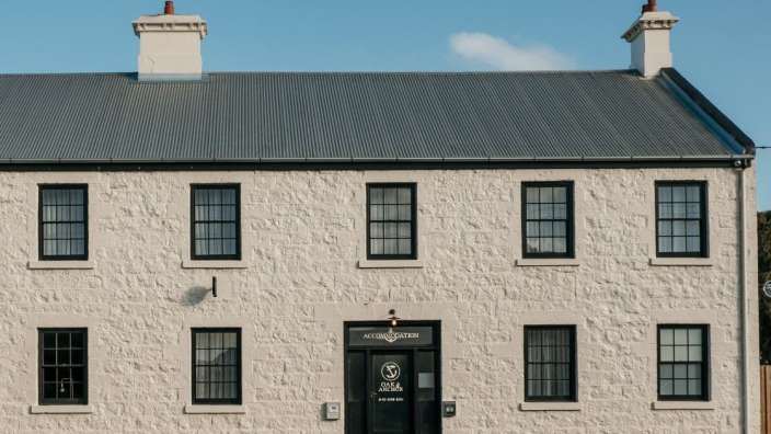 Ein großes weißes Steingebäude mit schwarzen Fenstern und der Aufschrift access station