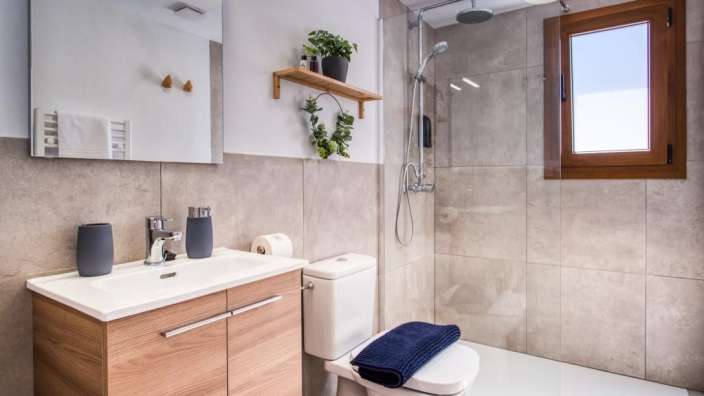 Ein Badezimmer mit Waschbecken, WC und Dusche