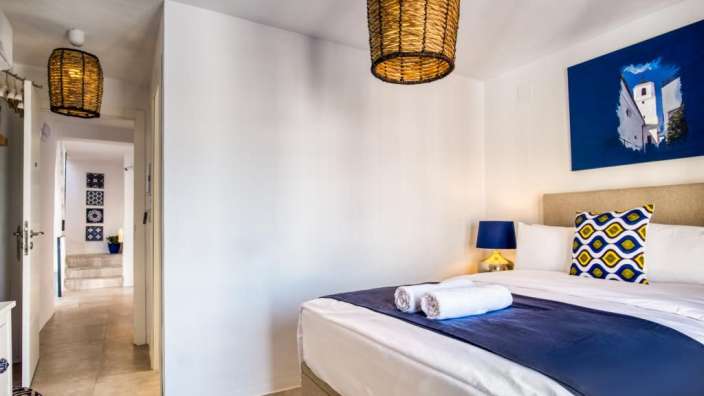 Ein Schlafzimmer mit einem Bett und einer Lampe