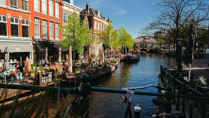 Eine Brücke über einen Fluss mit einem Fahrrad darauf