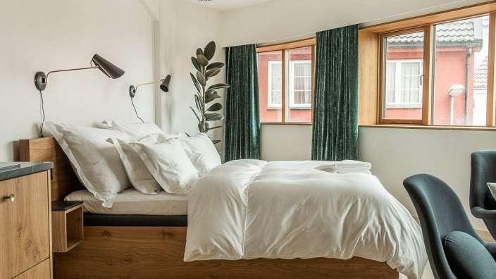 Ein Schlafzimmer mit einem Bett und einem Fenster