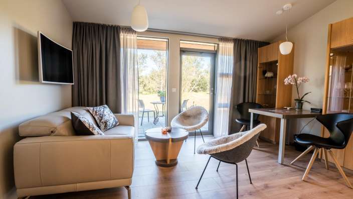 Ein Wohnzimmer mit einem Couchtisch und einem Fernseher